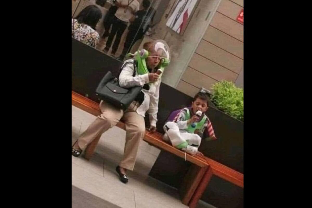 Recuerdan tierna foto de abuelita y nieto con disfraz de Buzz Lightyear