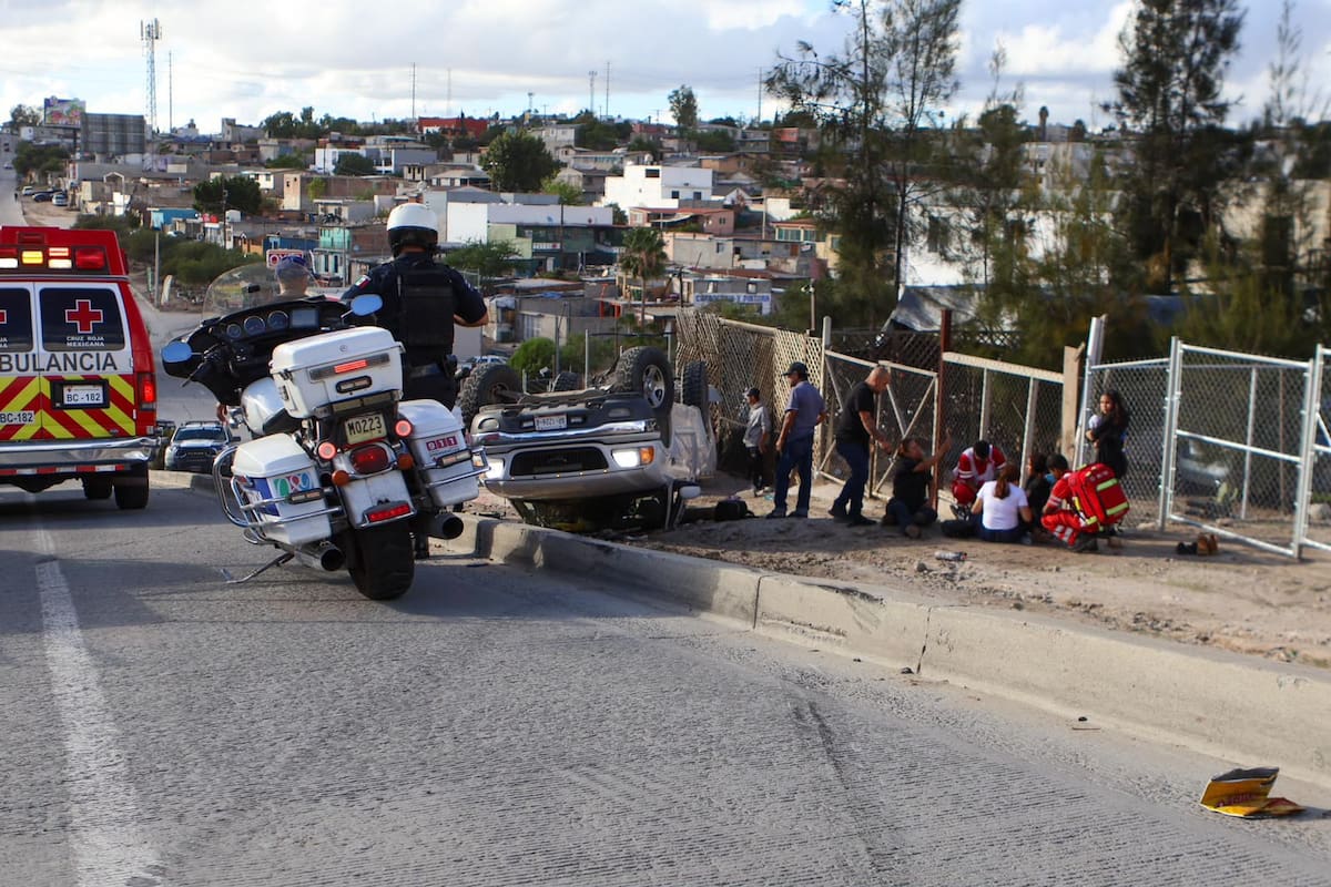 Una camioneta Ford F-150 terminó volcada en el bulevar Casa Blanca, en Tijuana, donde paramédicos de la Cruz Roja brindaron atención médica a tres mujeres y un niño que viajaban en la unidad. Foto: Cortesía / Border Zoom