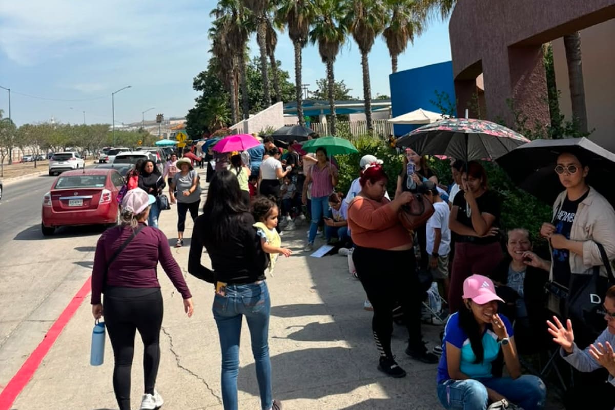 Madres solteras pasan la noche para registrarse a la Tarjeta Violeta en Tijuana ante alta demanda
