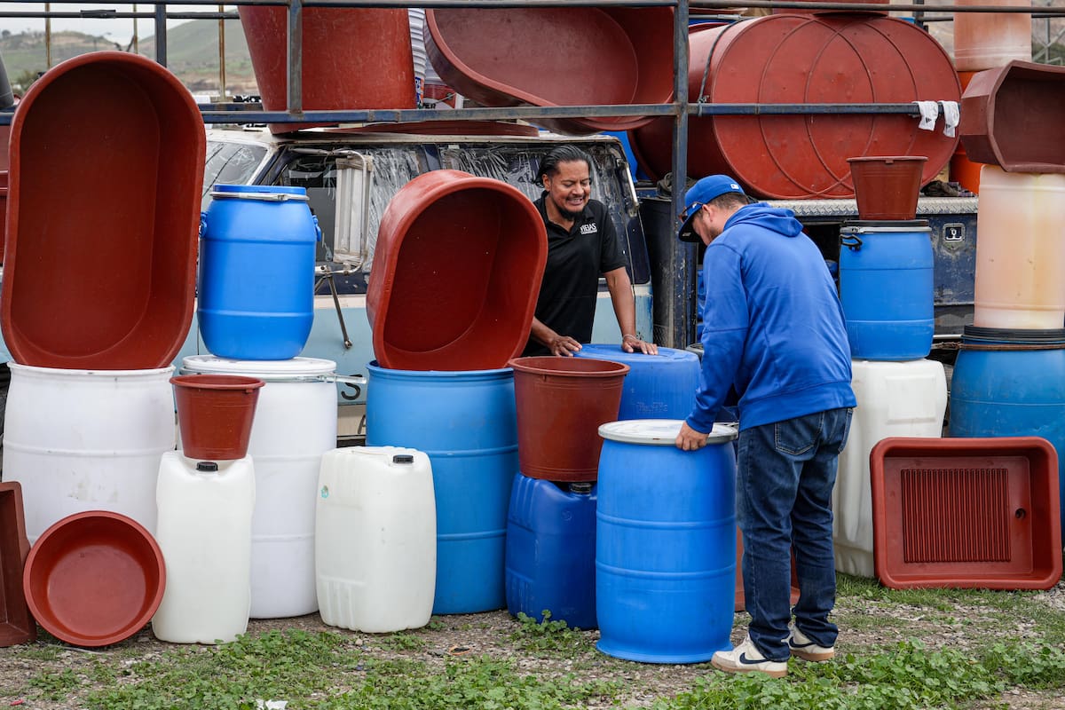 La compra de recipientes para almacenamiento y la reserva anticipada del suministro son parte de las acciones preventivas ante la suspensión del servicio en más de 600 colonias. Foto:
Leonardo González