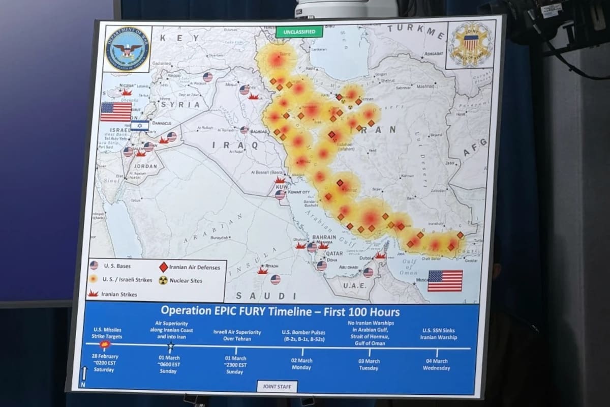 Un mapa del Departamento de Defensa titulado "Cronología de la Operación FURIA ÉPICA - Primeras 100 Horas" se exhibe durante una conferencia de prensa con el secretario de Defensa, Pete Hegseth, y el jefe del Estado Mayor Conjunto, general Dan Caine, en el Pentágono, el miércoles 4 de marzo de 2026, en Washington. | Crédito: AP/Konstantin Toropin