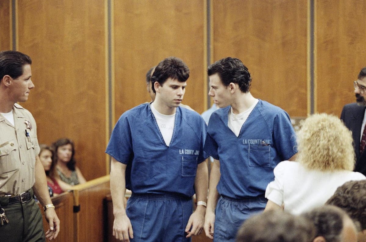 Lyle (izquierda) y Erik Menéndez en la corte el 6 de agosto de 1990. Foto publicada en el NYP.