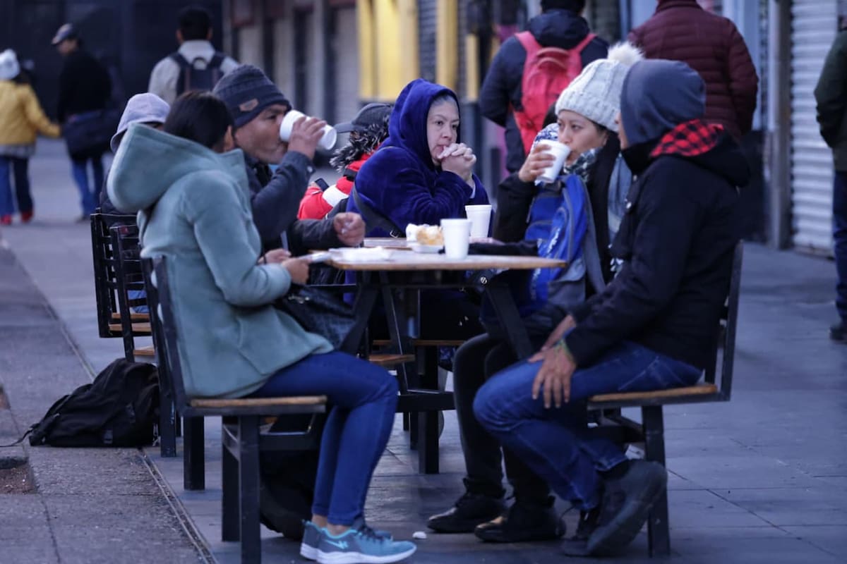 EUM20251112SOC04.JPG
CIUDAD DE MÉXICO, Weather/Clima/CDMX.- Miércoles 12 de noviembre del 2025. Bajas temperaturas se registraron en la Ciudad de México y sus ciudadanos salen cubiertos con charras, guantes, gorros y bufandas para mitigar el frío. Foto: Agencia EL UNIVERSAL/Fernanda Rojas /RDB.