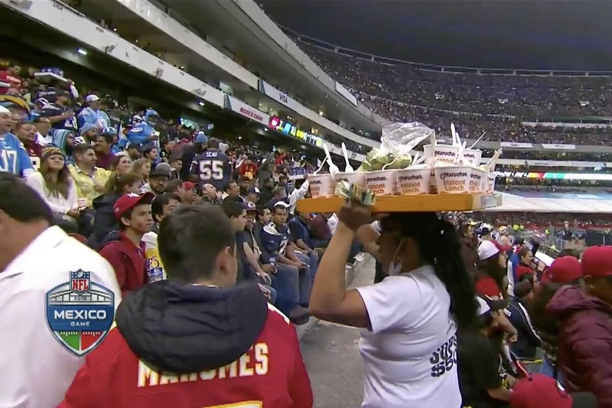 Vendedora de sopas sorprende a prensa estadounidense en el estadio Azteca