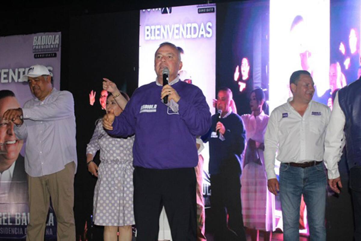 Miguel Ángel Badiola, candidato a la Alcaldía de Tijuana, se reúne con cientos de mujeres.