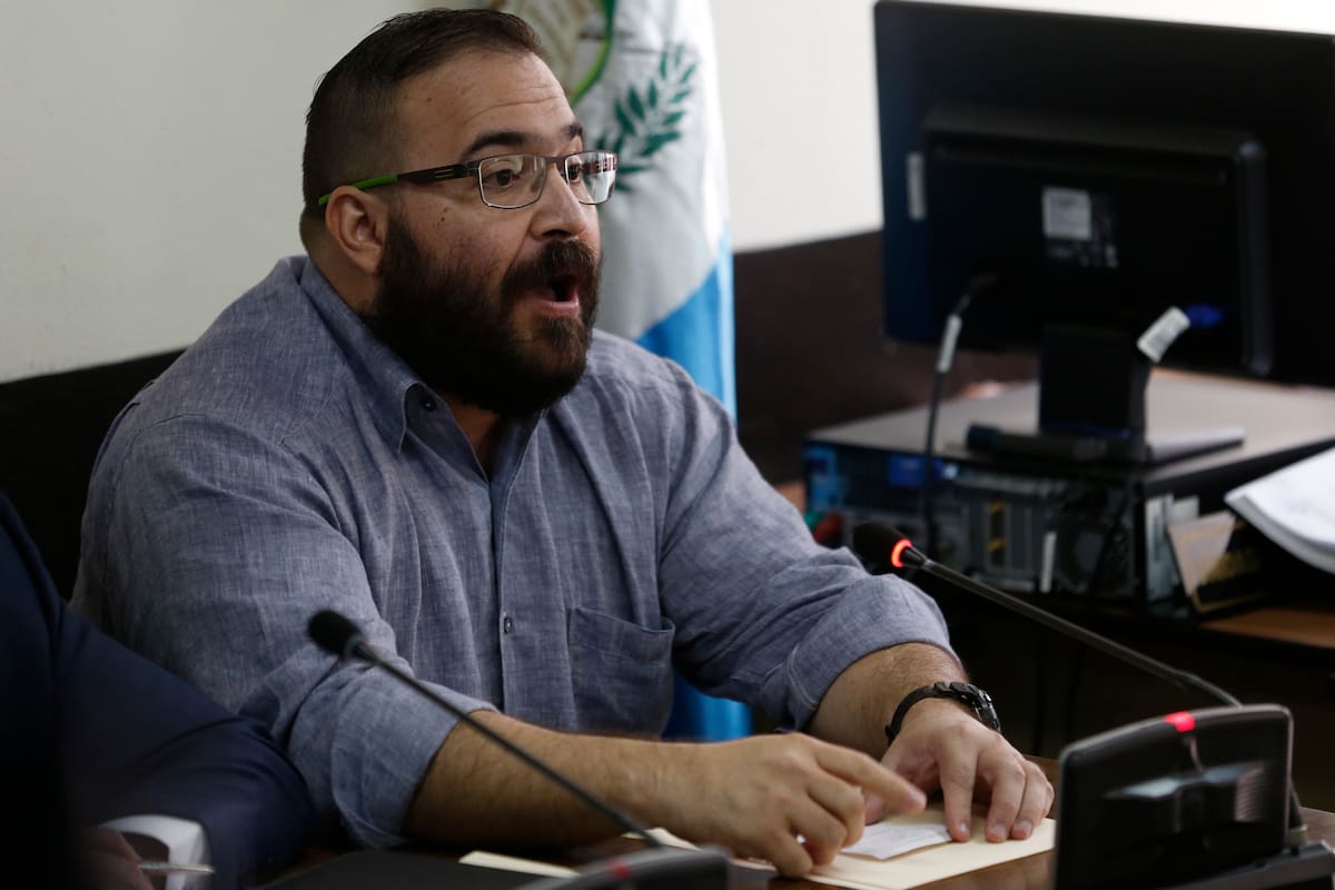 Se aplazó la audiencia de preliberación de Javier Duarte, exgobernador de Veracruz, la FGR se opone por corrupción y daño al erario, mientras la defensa afirma que ha cumplido todos los requisitos para salir