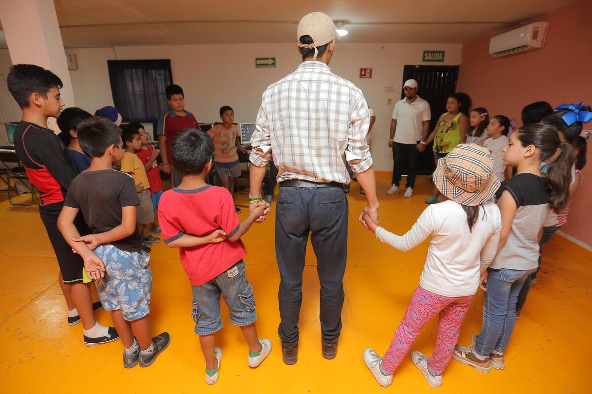 Amor y Convicción lleva a los niños en situación vulnerable clases de valores y de computación e ingles, ademas de actividades deportivas.