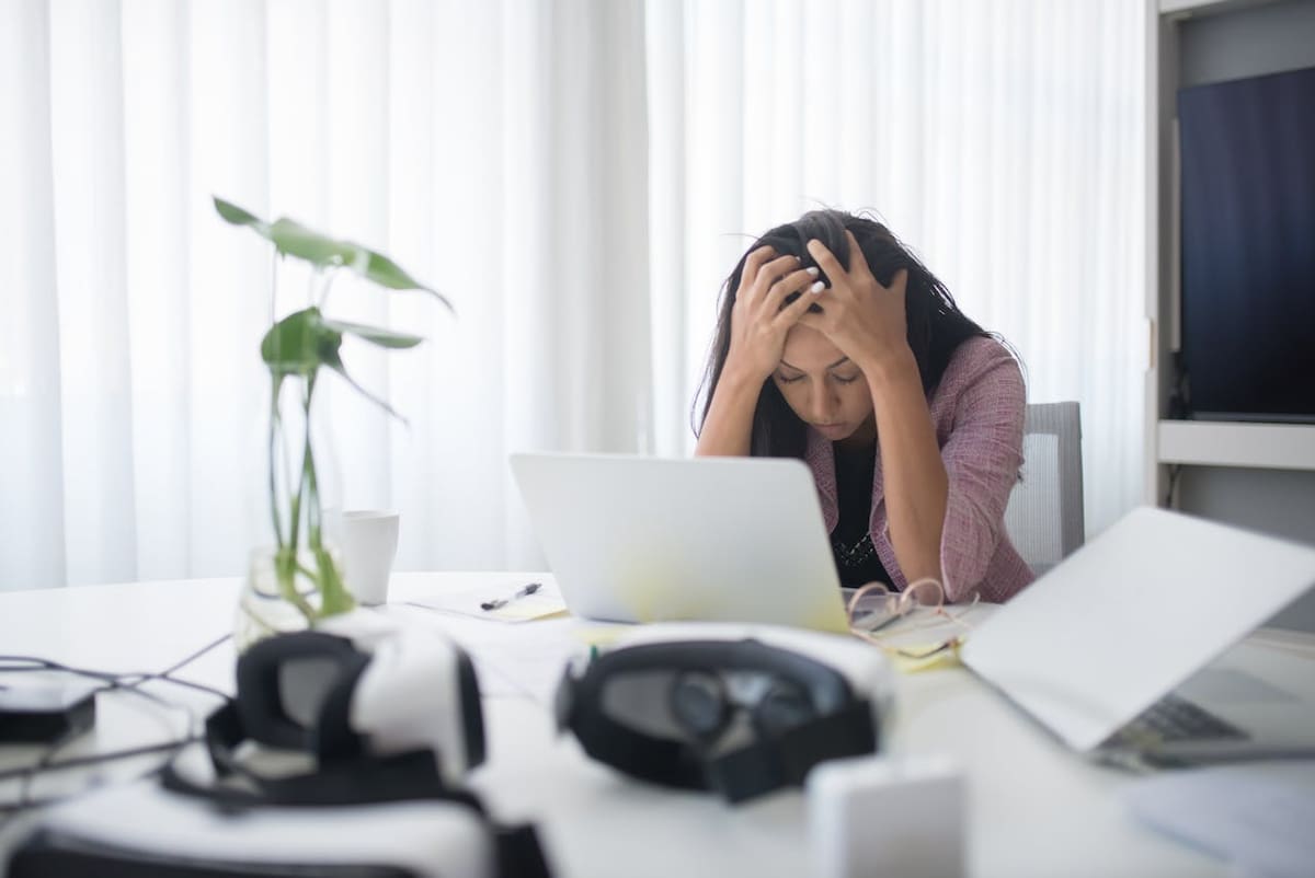 Síntomas como la ansiedad, irritabilidad e insomnio, entre otros, pueden darte una idea de que tu trabajo está afectando tu salud y es posible que debas consultar a un médico. | Foto: Pexels