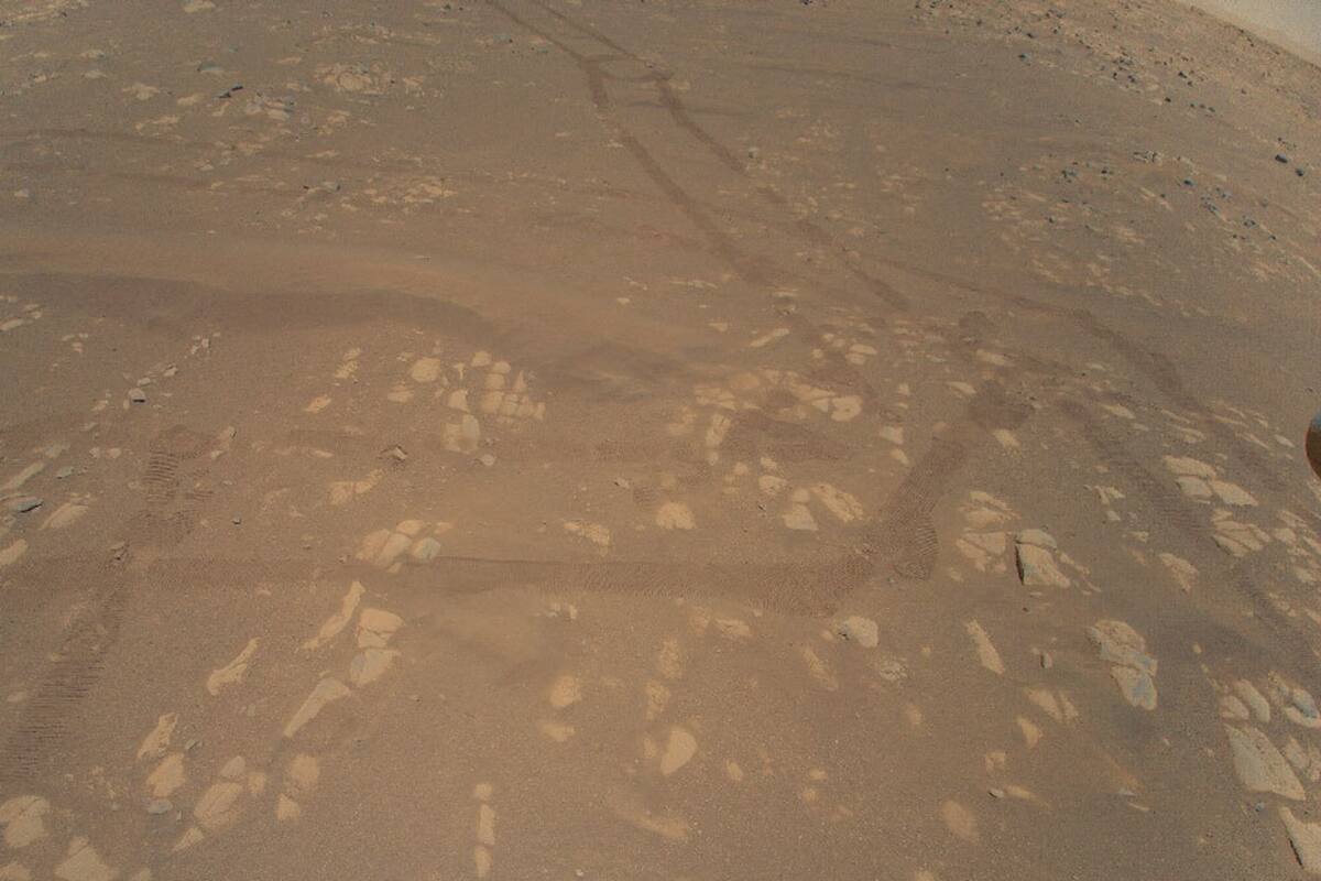 La primera imagen en color de la superficie marciana tomada por el Ingenuity en pleno vuelo