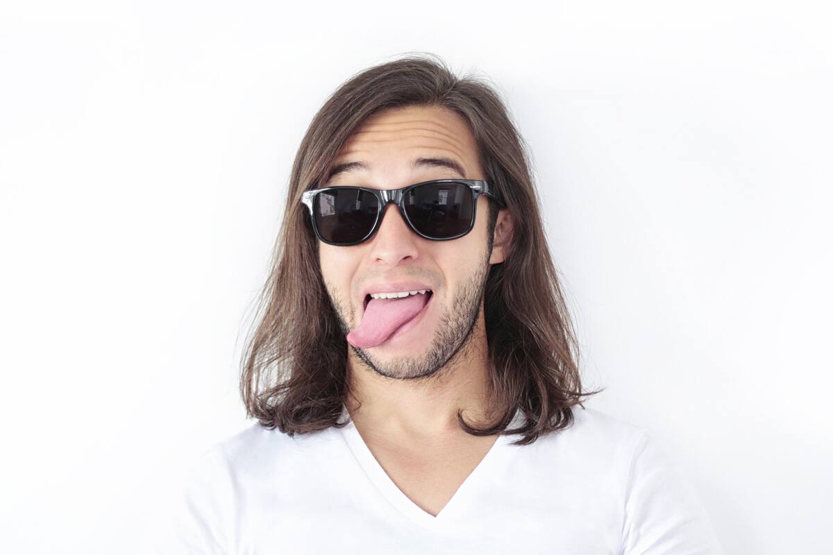 Por qué algunas personas suelen sacar la lengua cuando están concentradas