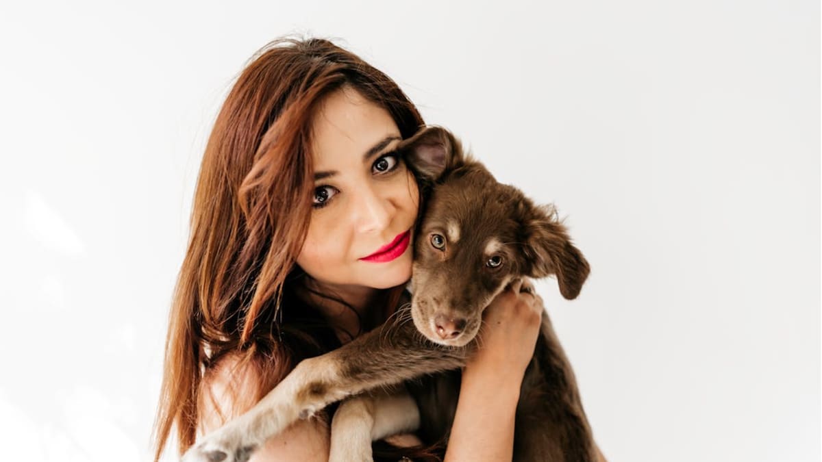 Científicos explican por qué hablarle a tu mascota con voz de bebé funciona mejor que un tono serio al activar respuestas positivas y mejorar su capacidad de atención