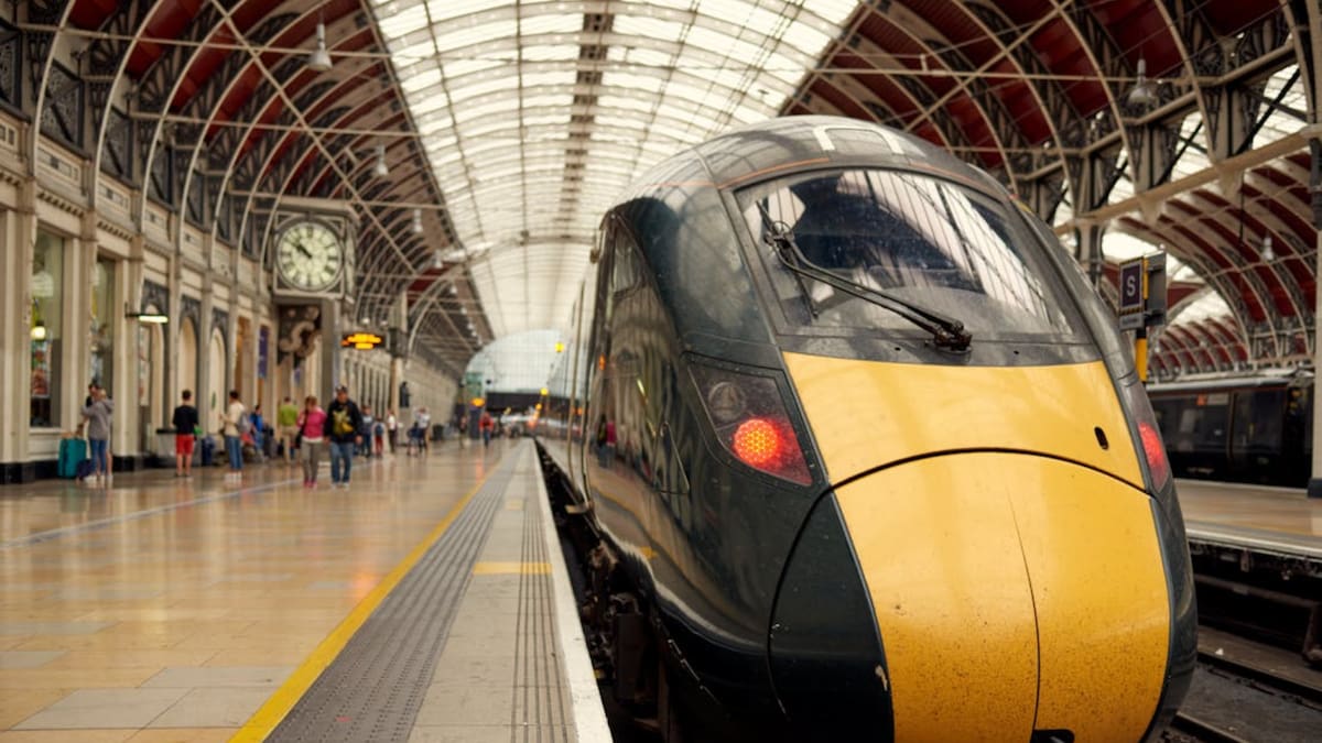 Reino Unido activa el primer tren con navegación cuántica al reemplazar el GPS por sensores internos en un tren en servicio real, un cambio técnico comprobado que permite ubicar trenes sin satélites y redefine la gestión, seguridad y costos del sistema ferroviario