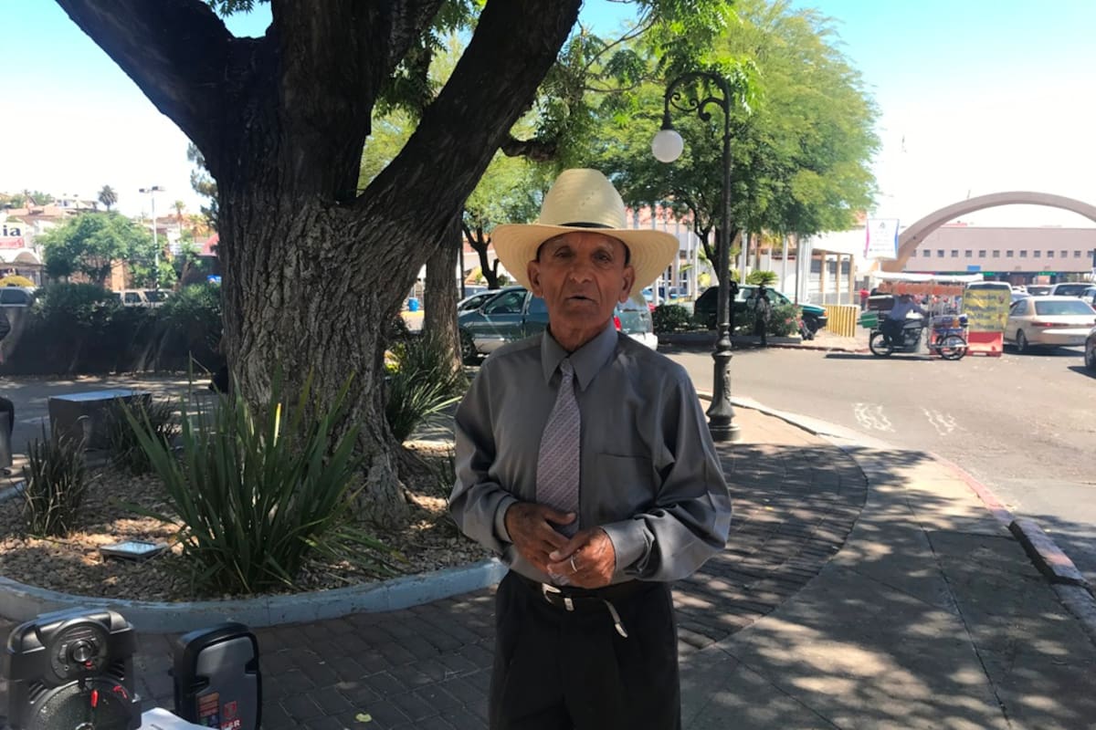 De corbata y bien línea, llegó "Jesús el bailador"