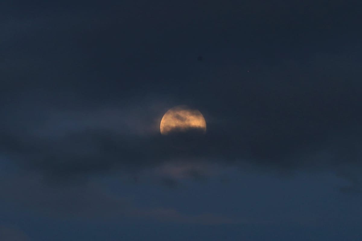 Tras varios días de precipitaciones, los habitantes de Tijuana observaron la primera Luna llena de 2026, conocida como la “Luna de Lobo. Foto: Sergio Ortiz