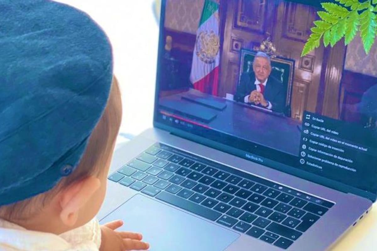 Nieto de AMLO enternece las redes sociales con foto donde luce atento al mensaje que ofrece el Presidente