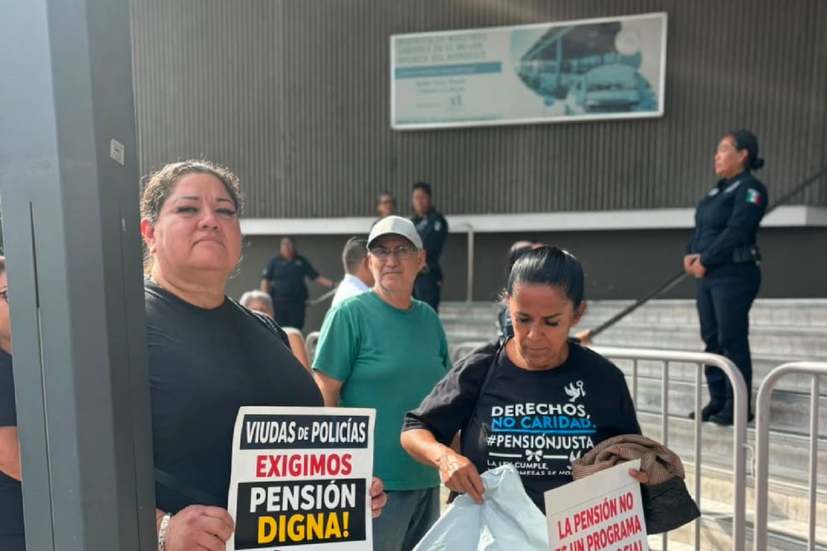 Viudas de policías municipales protestan en Tijuana para exigir el pago de pensiones
