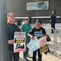 Viudas de policías municipales protestan en Tijuana para exigir el pago de pensiones