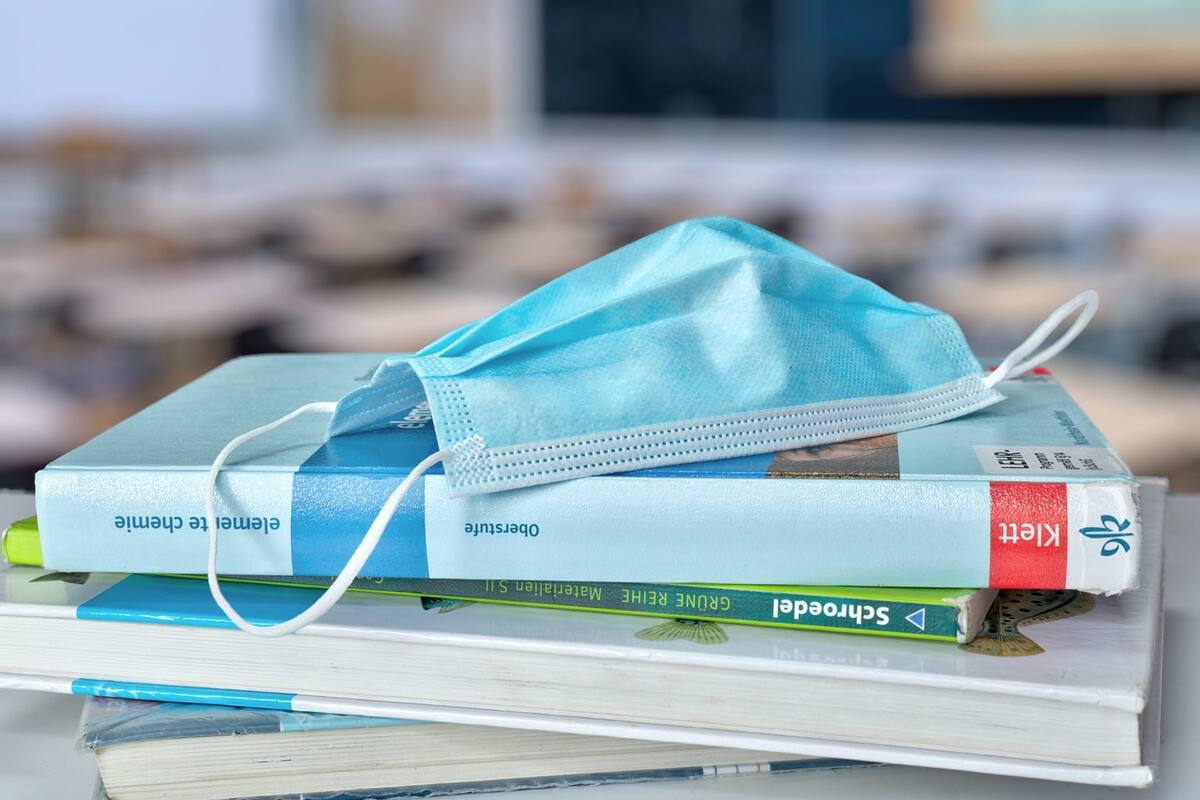 CDC anuncia que alumnos y maestros vacunados ya no deben usar cubrebocas