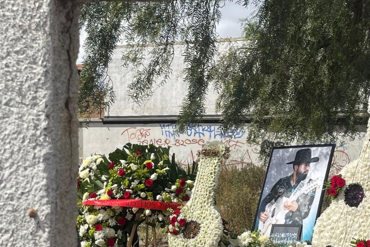 Entre música, lágrimas y despedidas: sepultan a Arturo Rivera, músico rosaritense asesinado en Tijuana