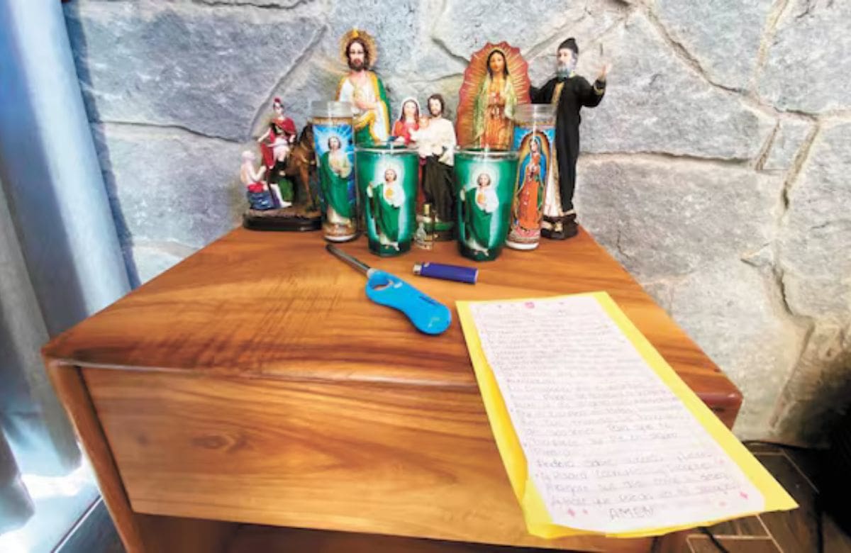 En la cabaña había imágenes de la Virgen de Guadalupe, San Chárbel y San Judas Tadeo. Foto: Valente Rosas / EL UNIVERSAL