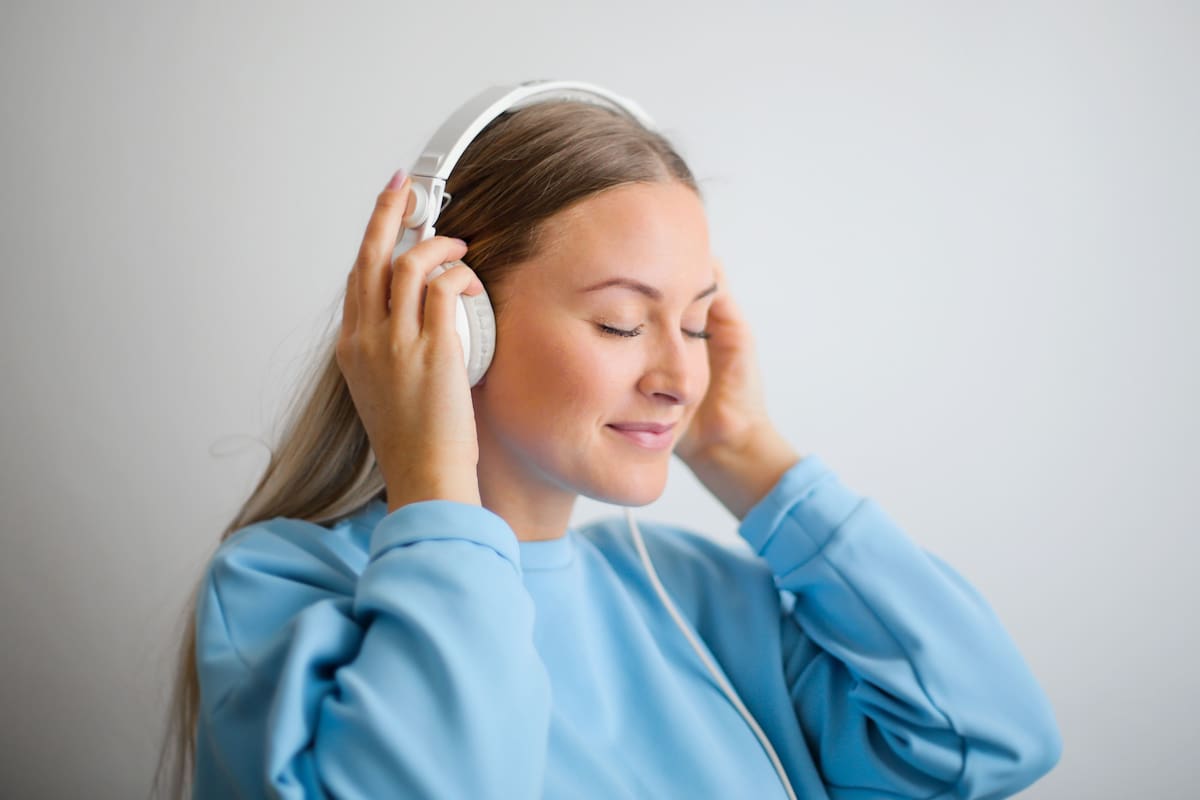 ¿Por qué algunas canciones se quedan “pegadas” en la cabeza? La psicología tiene una explicación