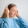 ¿Por qué algunas canciones se quedan “pegadas” en la cabeza? La psicología tiene una explicación