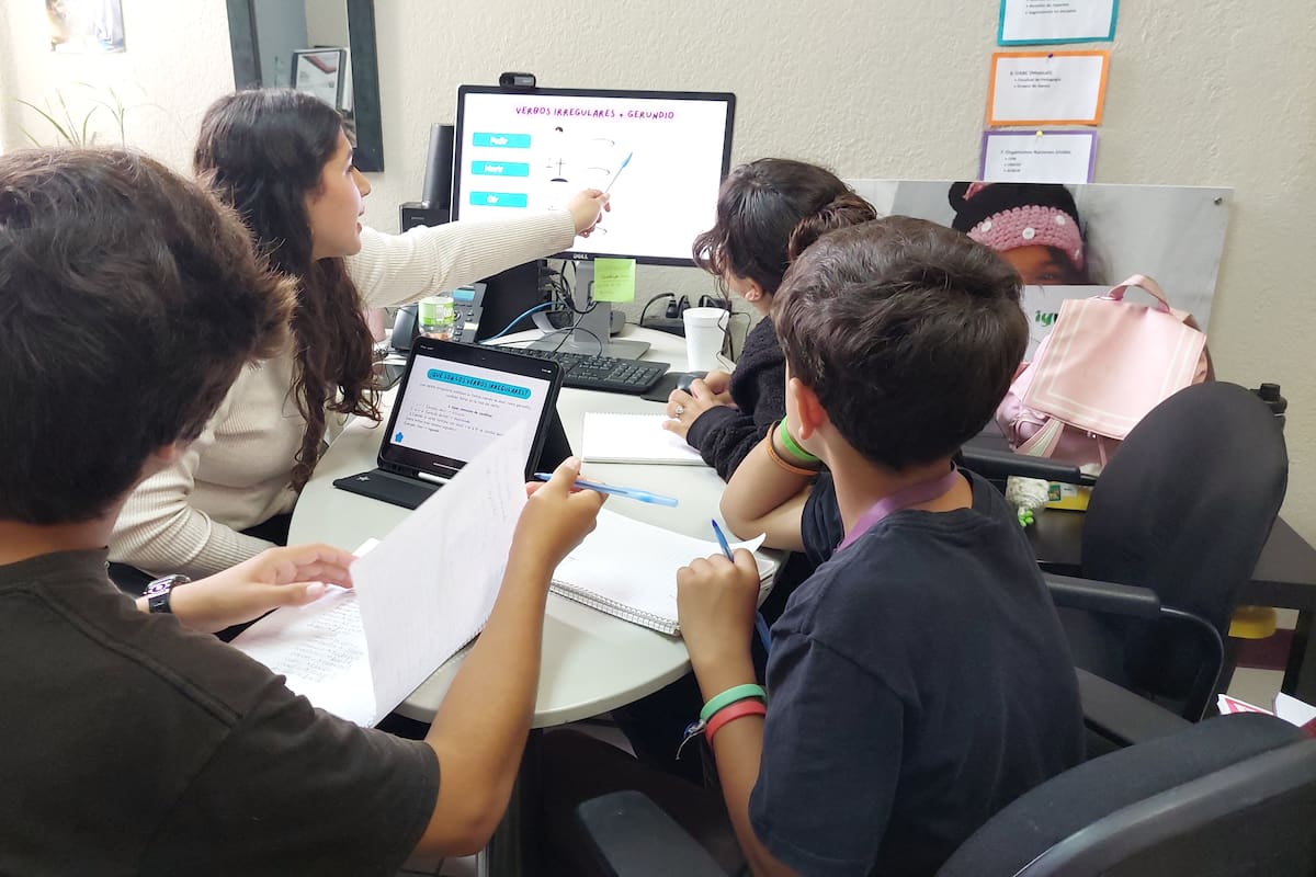 Dan clases de español a familias deportadas y a migrantes extranjeros que están en Tijuana