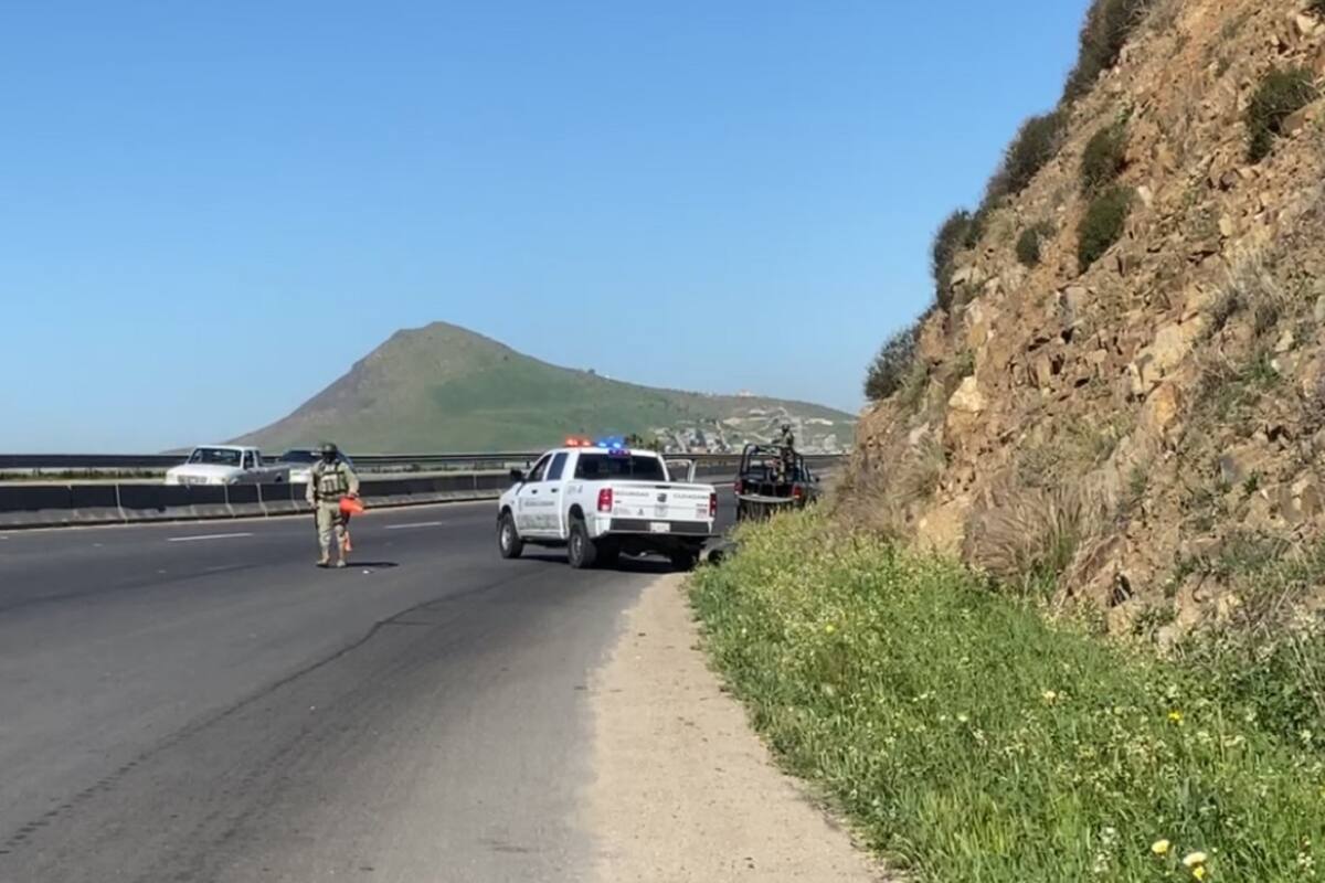 Abandonan cuerpo encobijado en la carretera libre Tijuana-Tecate
