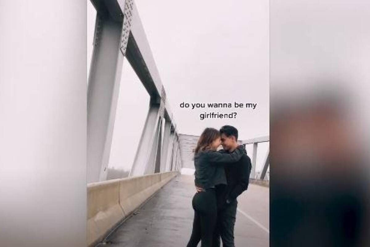Joven le pide a una chica que sea su novia mientras se están tomando una fotografía