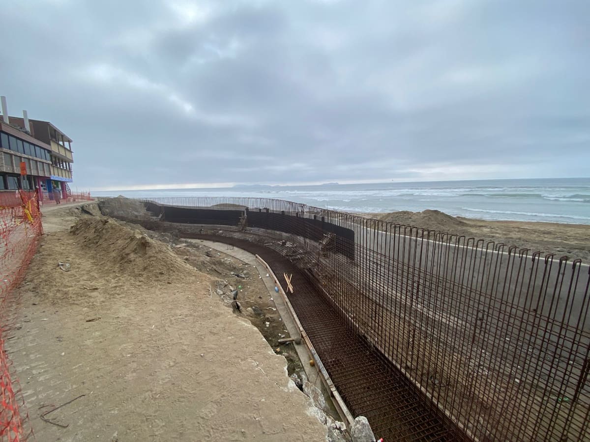 El proyecto de rehabilitación sigue sin avanzar, pero se ejecuta la construcción de un muro de protección ante el alto oleaje. Foto: Emmanuel Castañeda