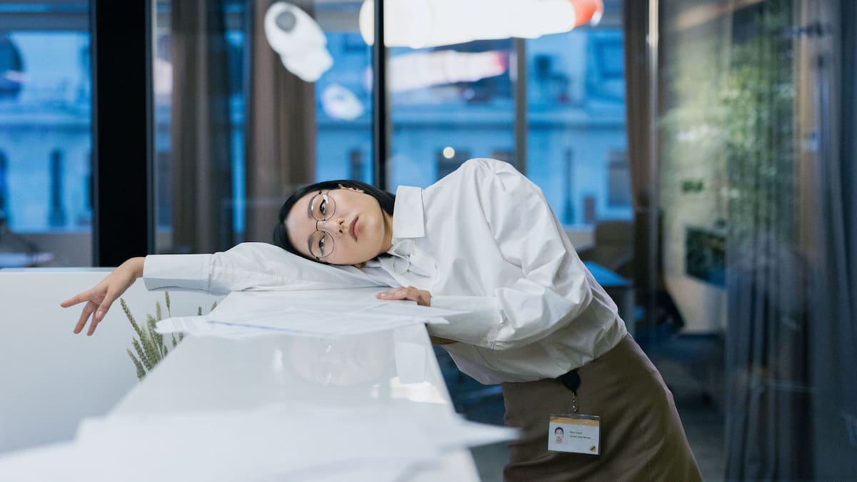 Agotamiento e irritabilidad: conoce las 5 señales de burnout, un síndrome que no para de crecer y afecta al 60% de los trabajadores en México, obligando a las empresas a prevenirlo bajo la NOM-035