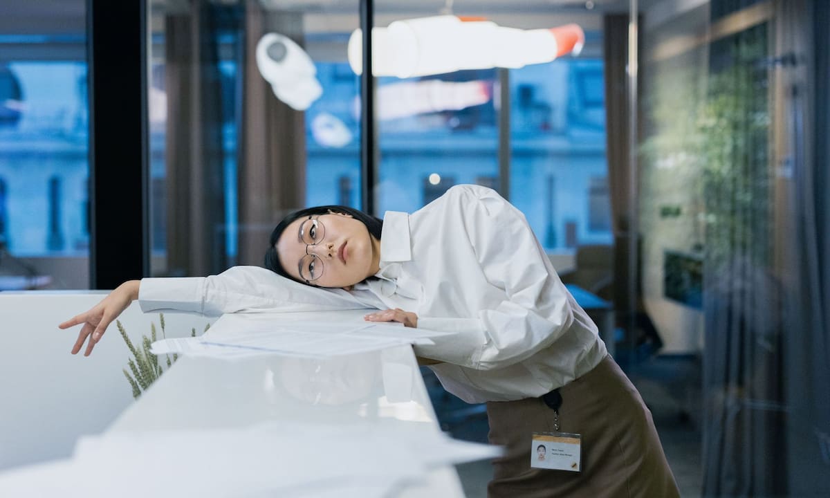 Agotamiento e irritabilidad: conoce las 5 señales de burnout, un síndrome que no para de crecer y afecta al 60% de los trabajadores en México, obligando a las empresas a prevenirlo bajo la NOM-035 | Magnific