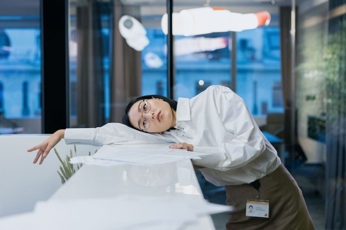 Agotamiento e irritabilidad: conoce las 5 señales de burnout, un síndrome que no para de crecer y afecta al 60% de los trabajadores en México, obligando a las empresas a prevenirlo bajo la NOM-035