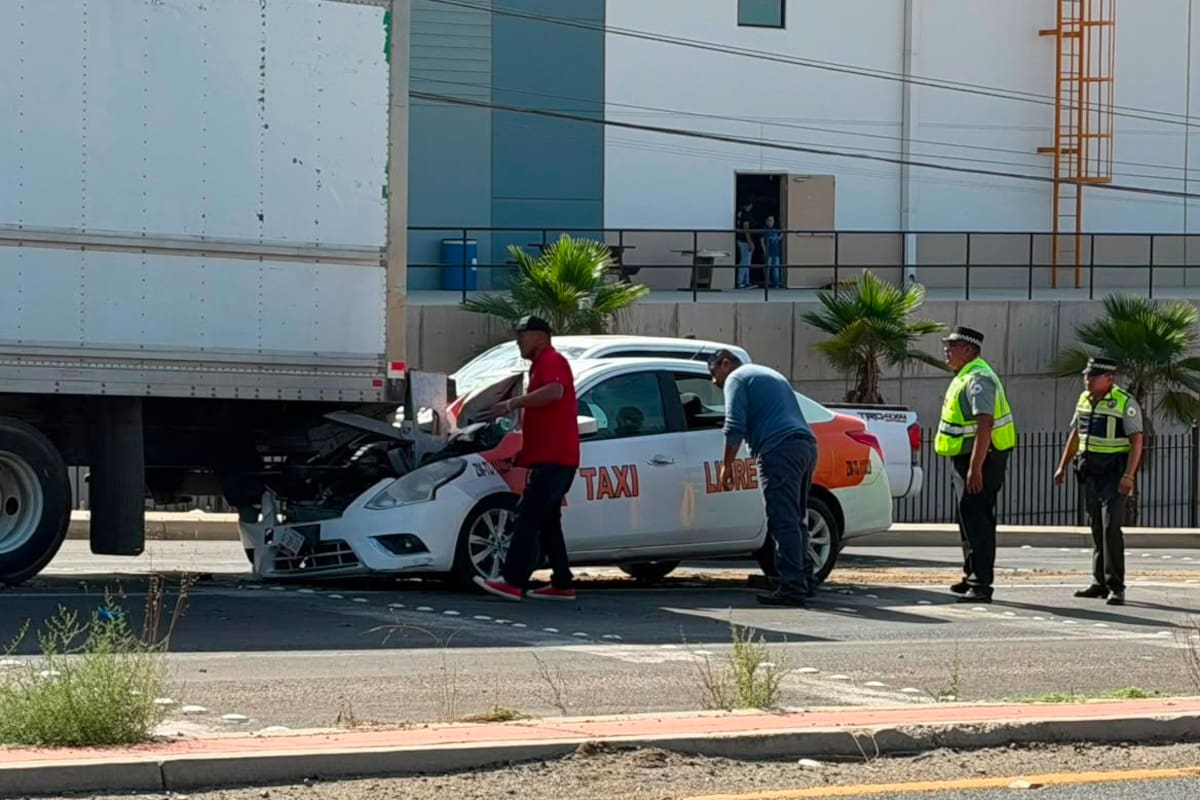 Taxi Libre choca contra camión y deja dos lesionados en la carretera Tijuana-Tecate