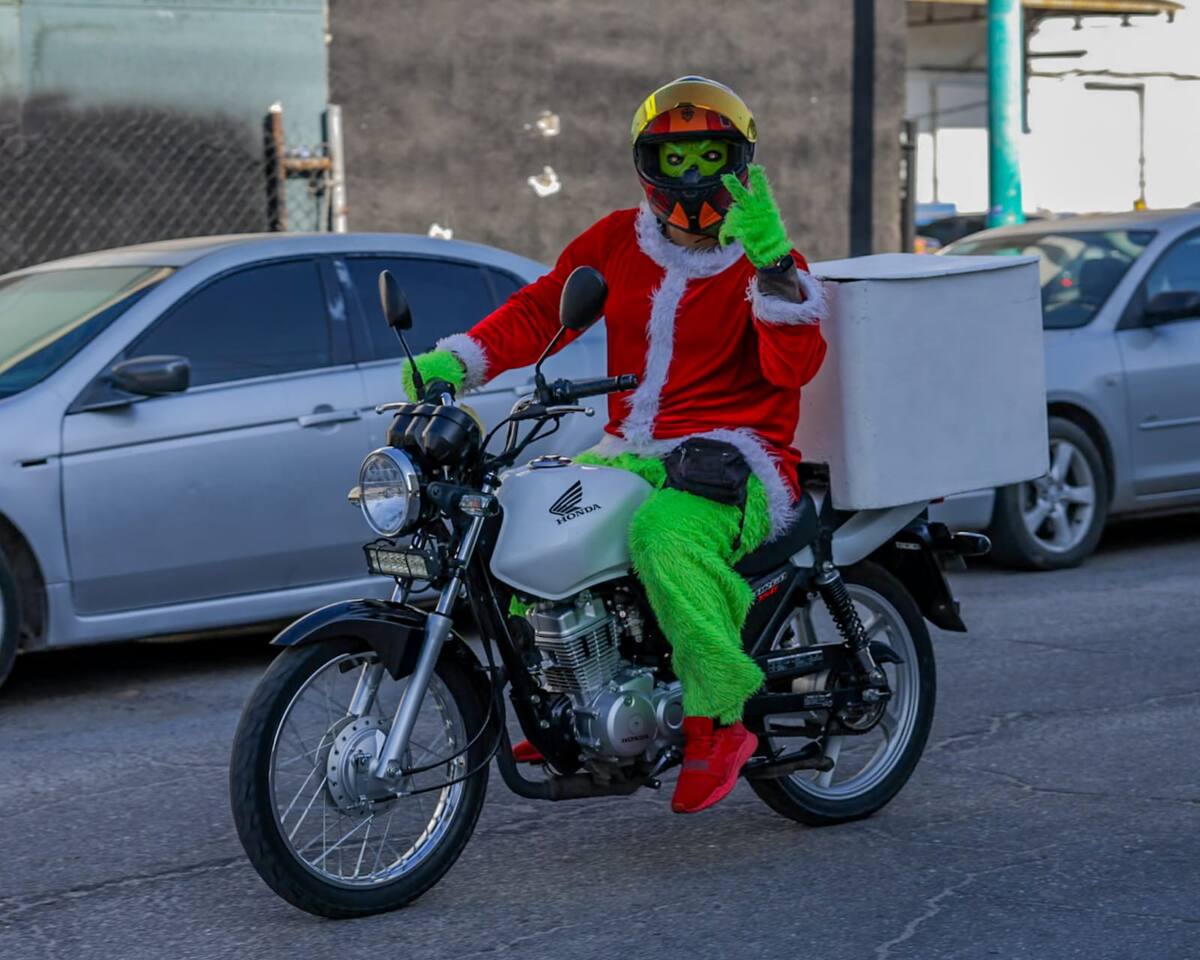 Un "Grinch" motociclista captó las miradas de los mexicalenses esta semana en las calles de la ciudad. (Foto: Javier Gallegos)