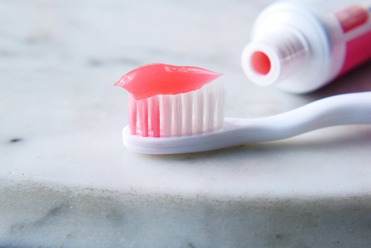 Un dato curioso sobre la pasta de dientes es que los antiguos egipcios ya utilizaban una forma primitiva de dentífrico alrededor del año 5000 a.C.