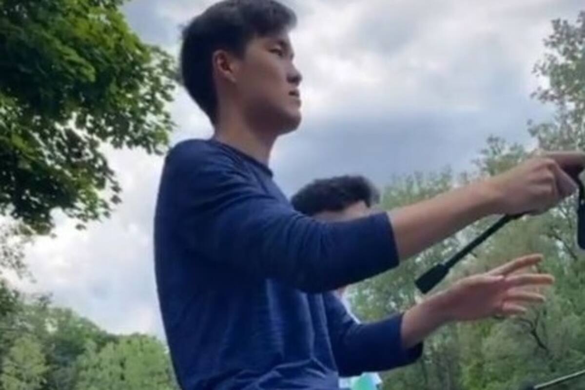 Captan a rana sentada y pescando con mini caña