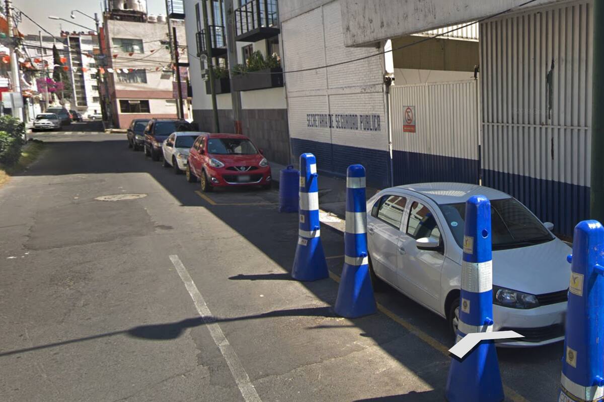 Policías se “agencian” calle en la CDMX