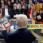 Solo una senadora republicana votó en contra: el Senado aprobó de madrugada 70,000 millones de dólares adicionales para las agencias migratorias de Trump, un paquete que los demócratas califican de “corrupto” y que no incluye cambios tras la muerte de dos ciudadanos estadounidenses a manos de agentes del ICE