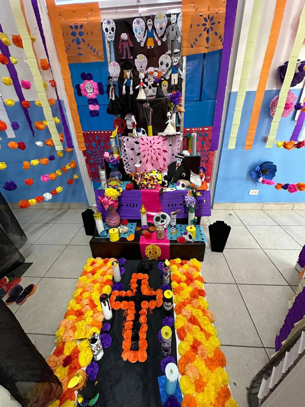 El montaje del altar de muertos forma parte de la terapia ocupacional de los pacientes del Hospital de Salud Mental.