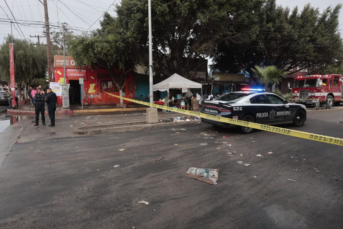 Al lugar acudieron paramédicos de Cruz Roja y personal de Bomberos para darle atención a la víctima. Foto: Sergio Ortiz