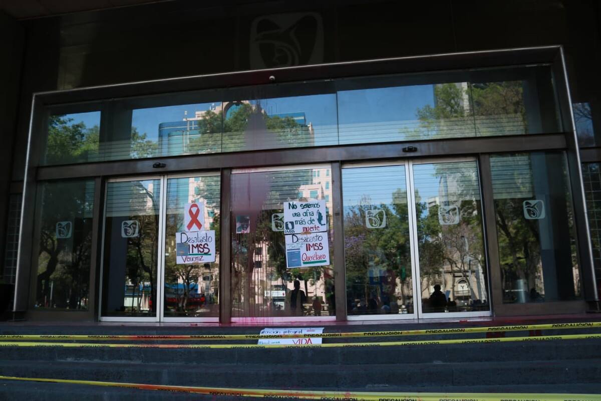 Pacientes con VIH vandalizan sede del IMSS; exigen abasto de medicamento