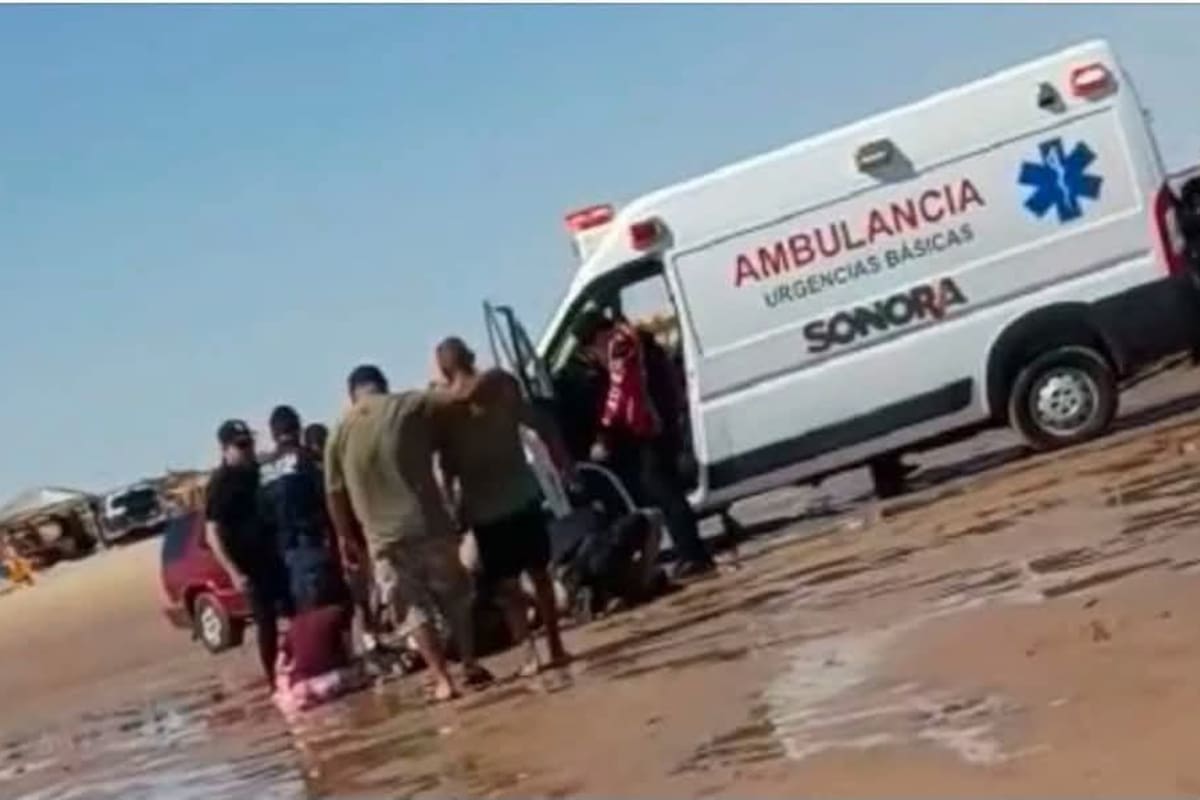 Muere hombre y la marea arrastra vehículos en el Golfo de Santa Clara