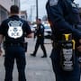 Agente de ICE es acusado por mujer de 72 años de rociarla con gas pimienta mientras grababa una redada en Nueva York