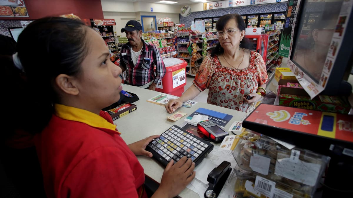 Femsa lanzará una ofensiva comercial con desayunos y café en Oxxo para arrebatar clientes a los puestos tradicionales de comida, mientras busca recuperar el tráfico de consumidores afectado por la crisis de seguridad y el cierre de tiendas en el occidente de México