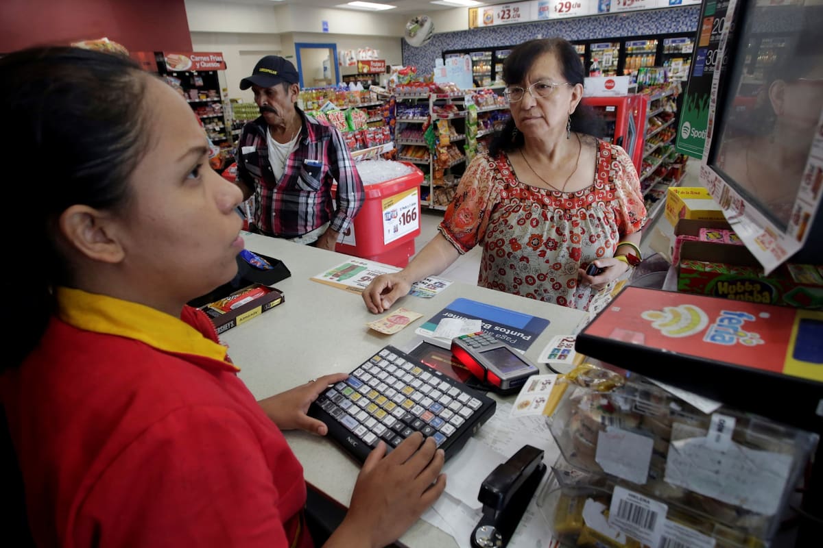 Femsa lanzará una ofensiva comercial con desayunos y café en Oxxo para arrebatar clientes a los puestos tradicionales de comida, mientras busca recuperar el tráfico de consumidores afectado por la crisis de seguridad y el cierre de tiendas en el occidente de México
