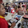 Femsa lanzará una ofensiva comercial con desayunos y café en Oxxo para arrebatar clientes a los puestos tradicionales de comida, mientras busca recuperar el tráfico de consumidores afectado por la crisis de seguridad y el cierre de tiendas en el occidente de México
