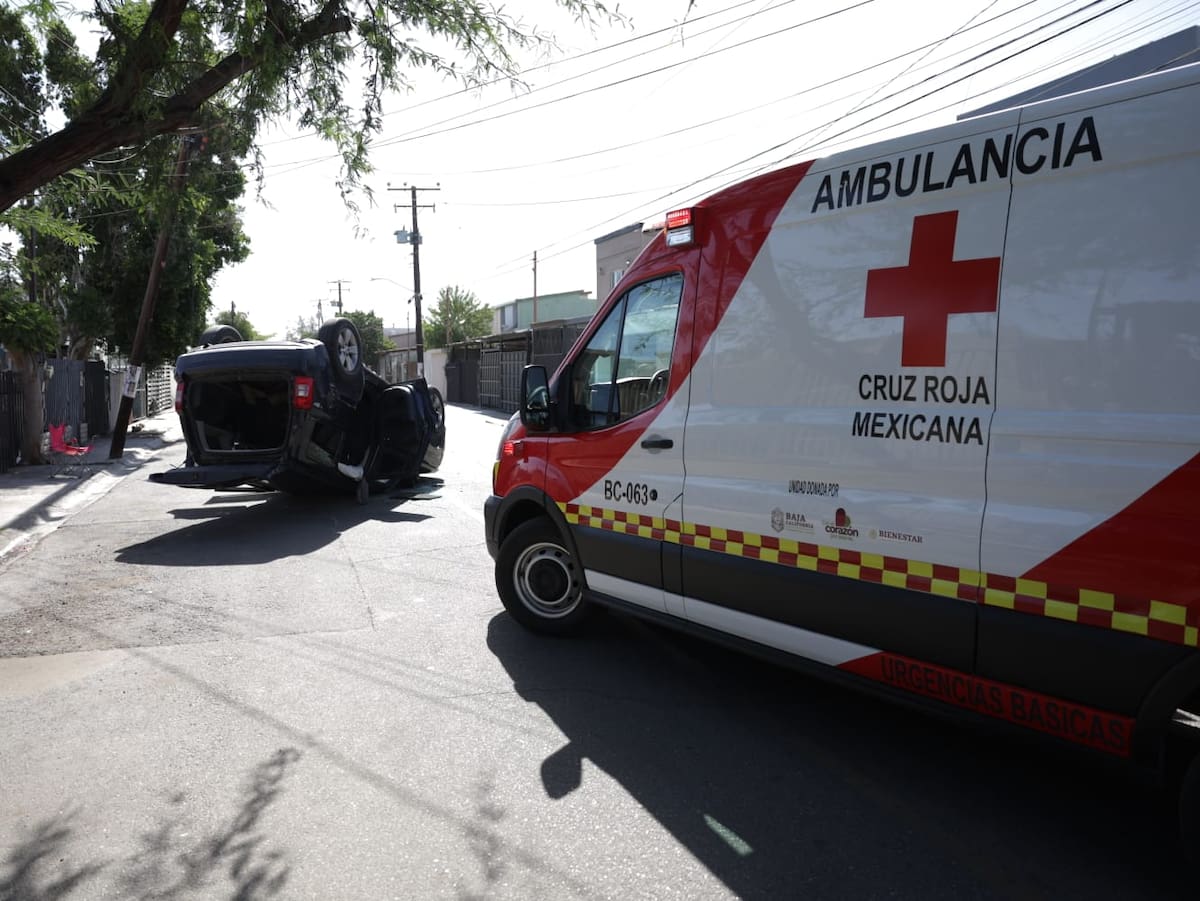 El conductor salió ileso luego del accidente registrado la mañana de este domingo en el fraccionamiento Valle Dorado l Foto: Javier Gallegos