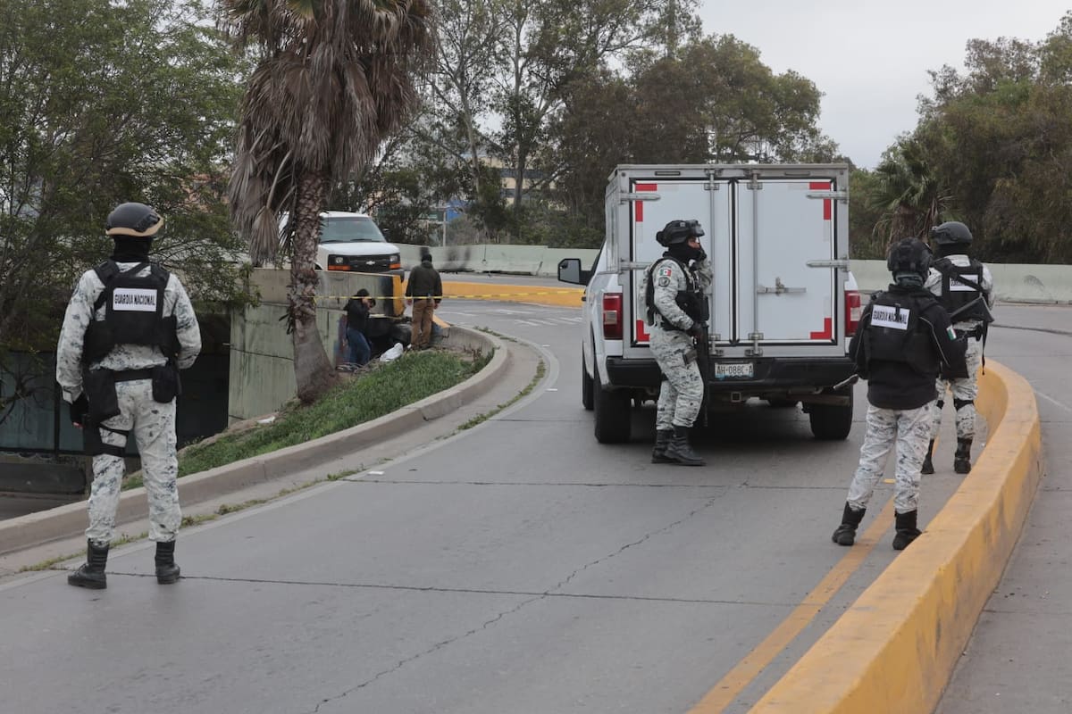 El cuerpo sin vida se encontraba a un costado de los carriles de la Garita de San Ysidro. Foto: Sergio Ortiz