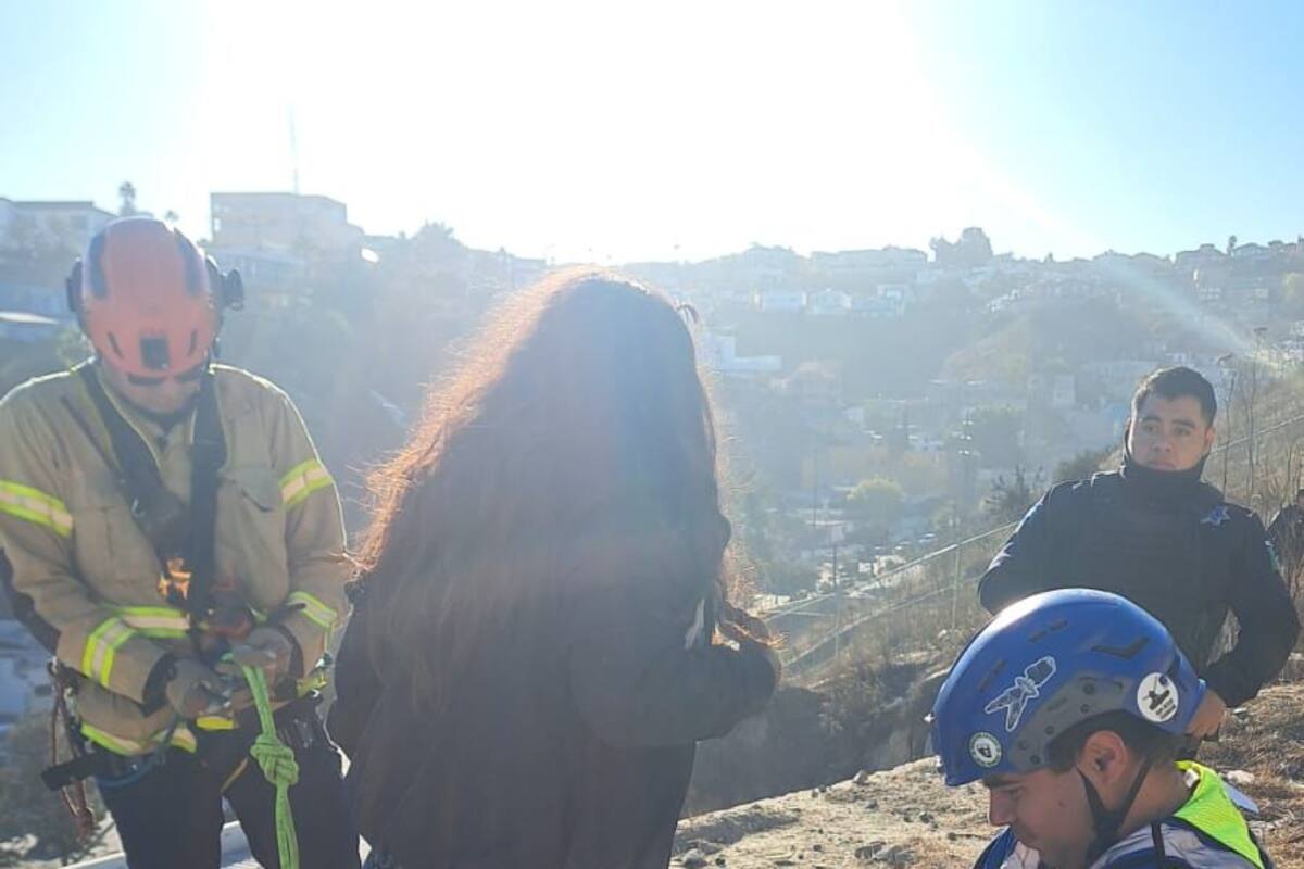 Rescatan bomberos a mujer atrapada en un talud